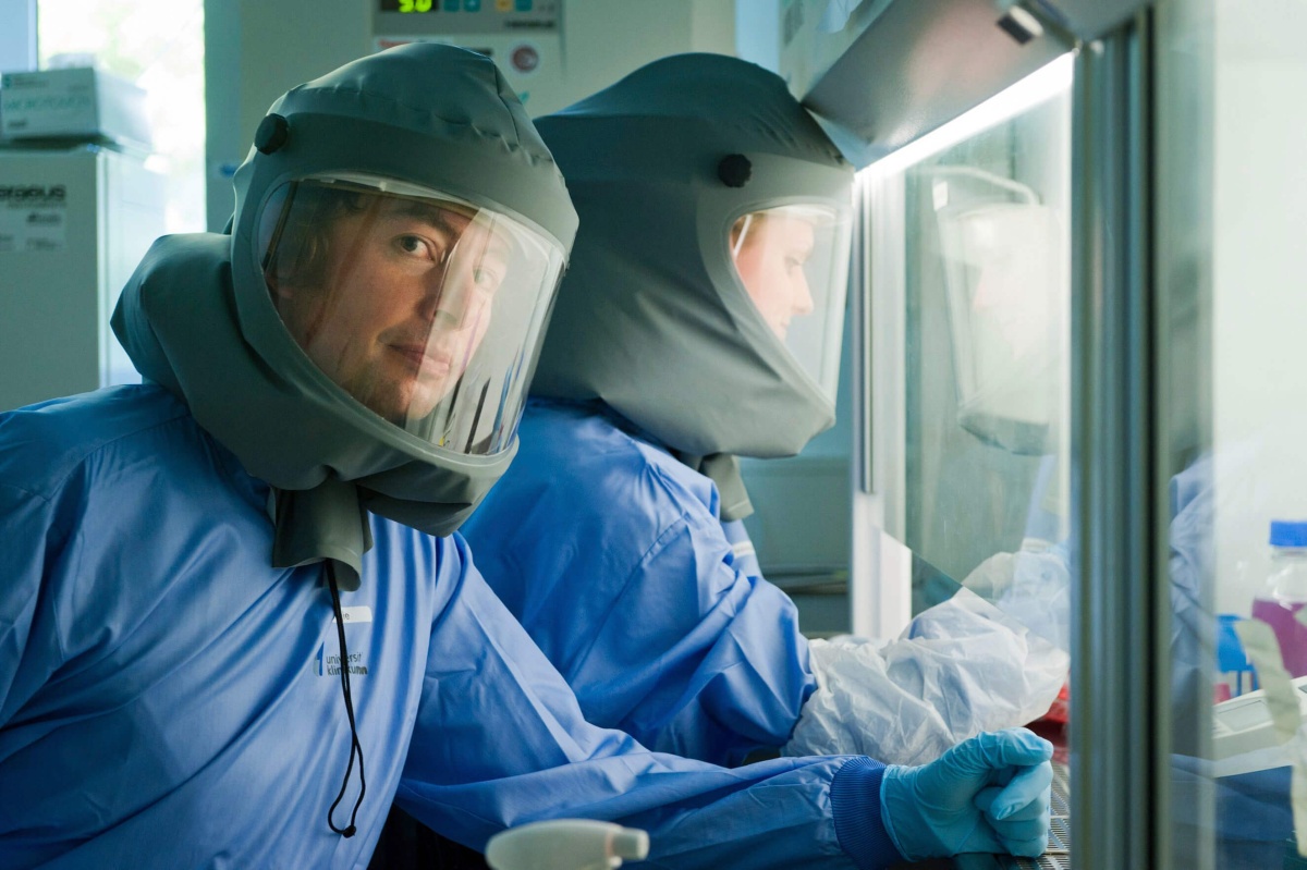 Prof. Dr. Christian Drosten in Schutzkleidung im Astronautenlabor
