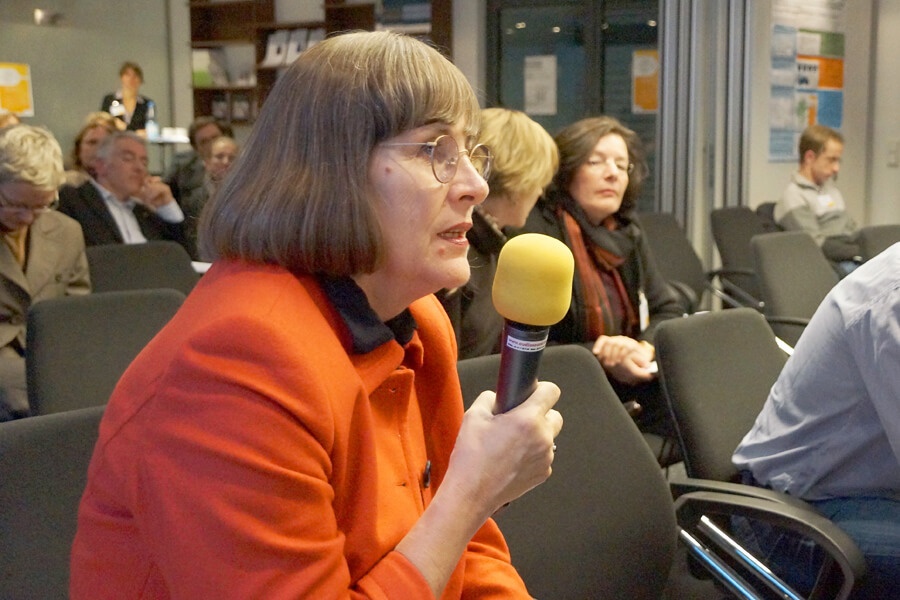Eine Frau mit Mikrofon beim Biobanken-Symposium 2012