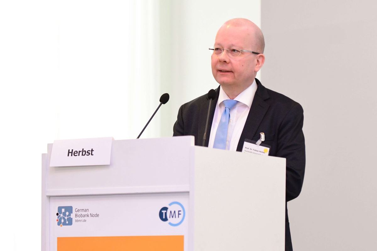 Prof. Dr. iur. Tobias Herbst beim Biobanken Symposium 2022