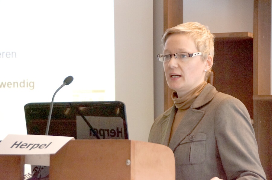 Dr. Esther Herpel beim Biobanken-Symposium 2012