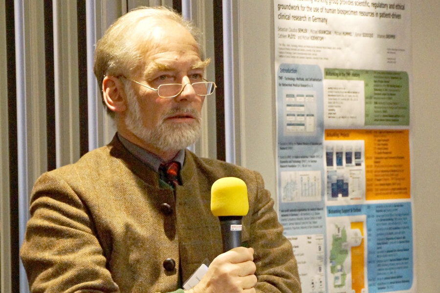 Ein Mann mit Mikrofon beim Biobanken-Symposium 2012