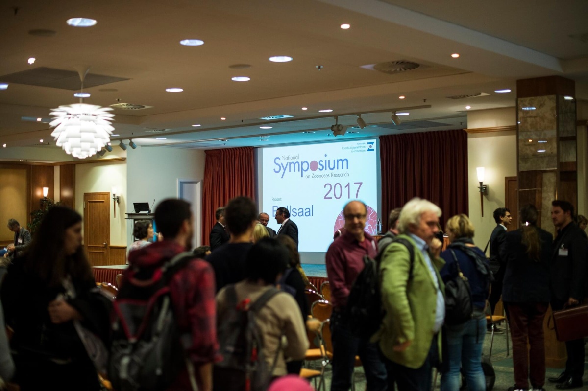 Der Saal und Teilnehmende beim Zoonosen-Symposium 2017