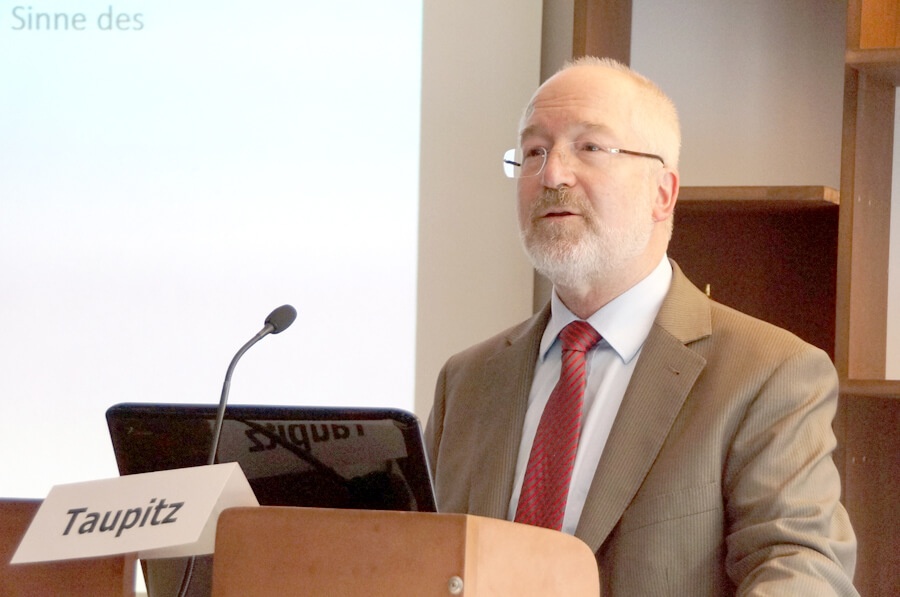 Prof. Dr. Jochen Taupitz beim Biobanken-Symposium 2012