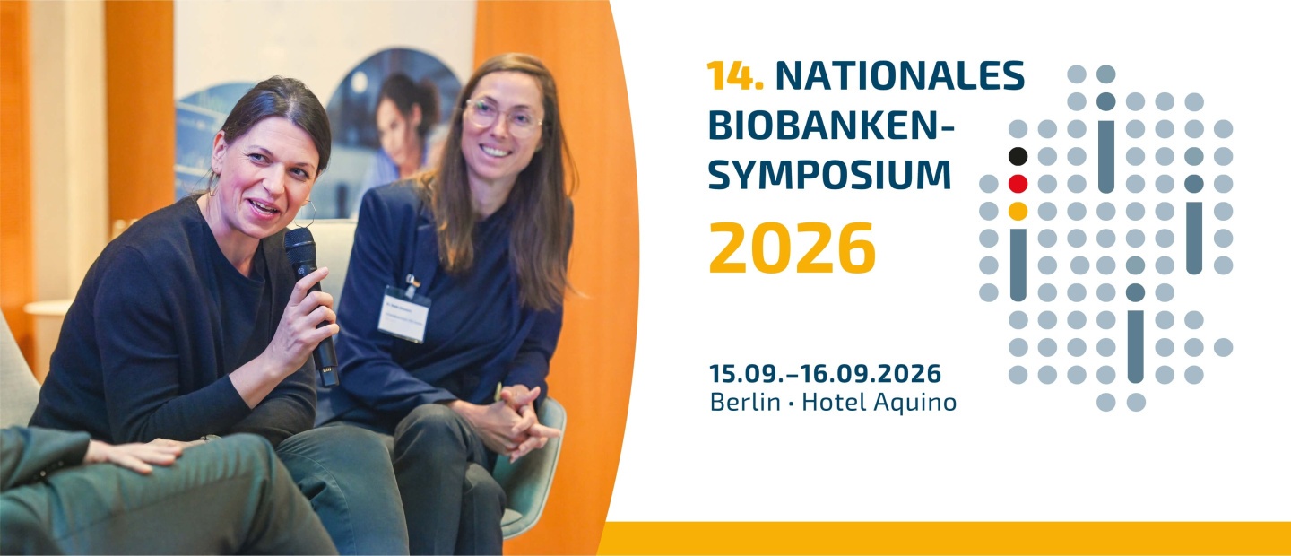 Banner zum 14. Nationalen Biobanken-Symposium 2026. Links sitzen zwei Personen auf einer Podiumsdiskussion, eine Person spricht in ein Handmikrofon. Rechts stehen die Veranstaltungsinformationen „14. Nationales Biobanken-Symposium 2026“, „15.09.–16.09.2026“ sowie „Berlin · Hotel Aquino“ neben einer stilisierten Deutschlandkarte aus grauen Punkten und farbigen Akzenten.