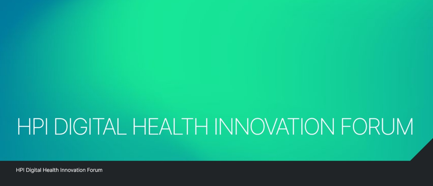 Grün-blauer Farbverlauf mit großer weißer Schrift „HPI Digital Health Innovation Forum“; unten ein dunkler Balken mit derselben Bezeichnung.