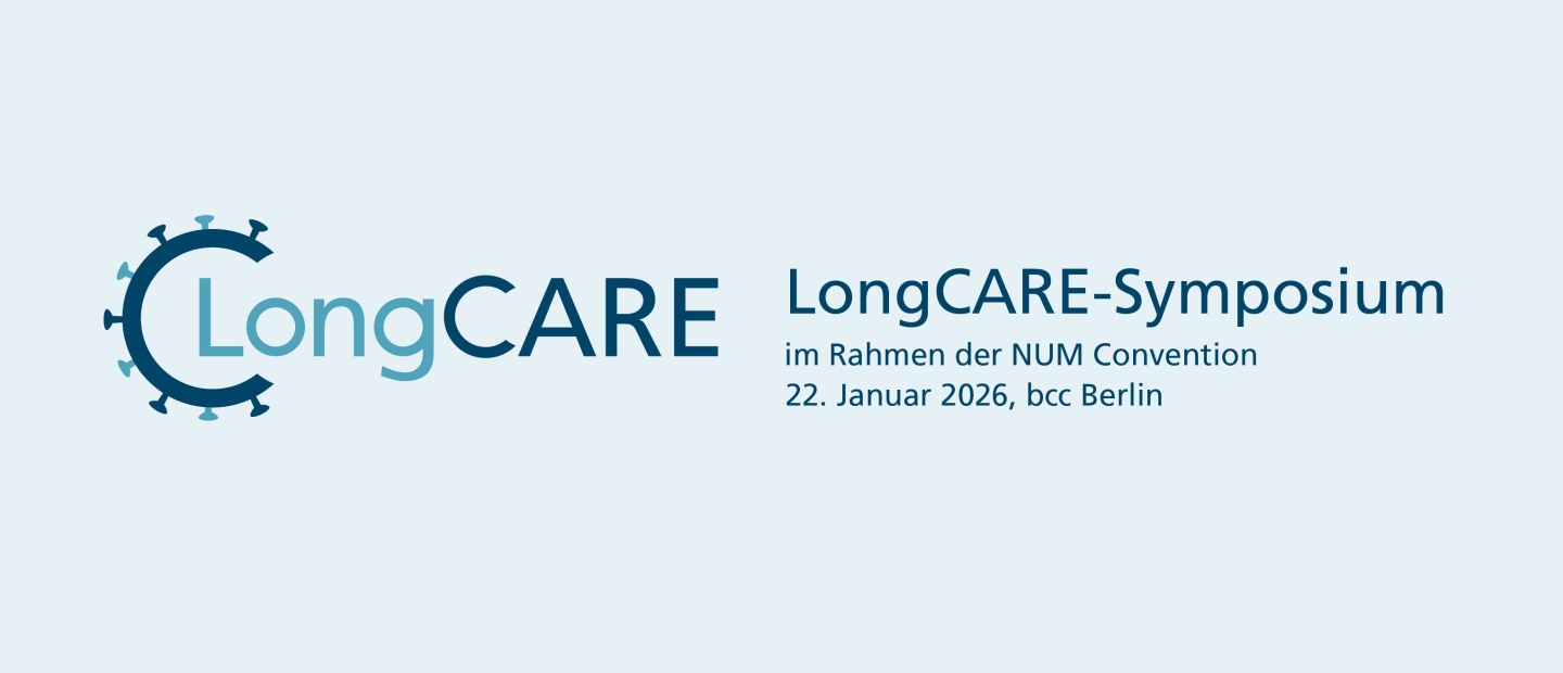 Das Bild zeigt das Logo von LongCARE. Der Buchstabe „C“ ist stilisiert und erinnert an die Form eines Viruspartikels. Neben dem Logo steht der Text: „LongCARE-Symposium im Rahmen der NUM Convention 22. Januar 2026, bcc Berlin“. Der Hintergrund ist hellblau, die Schrift in verschiedenen Blautönen gehalten.