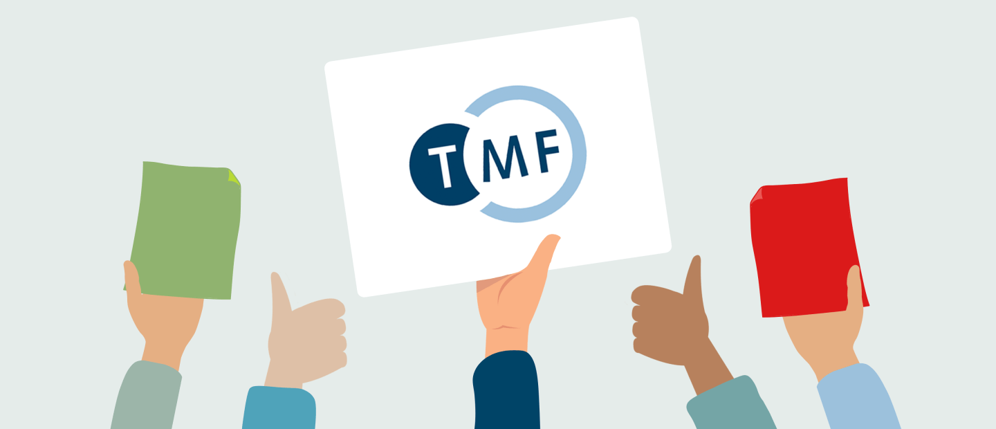 Illustration mit mehreren erhobenen Händen, die grüne und rote Karten sowie Daumen-hoch zeigen; in der Mitte wird eine Karte mit dem TMF-Logo gehalten.