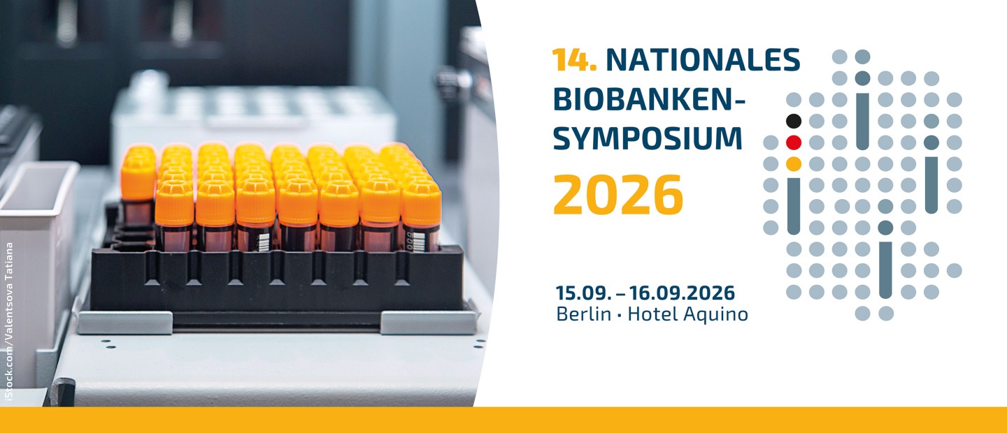 Banner zum 14. Nationalen Biobanken-Symposium 2026. Links sind orange verschlossene Probenröhrchen in einem Laborgerät zu sehen. Rechts stehen die Veranstaltungsinformationen: „14. Nationales Biobanken-Symposium 2026“, „15.–16.09.2026“, „Berlin · Hotel Aquino“. Daneben ist ein stilisiertes Punktmuster in Form der Deutschlandkarte als grafisches Gestaltungselement abgebildet.