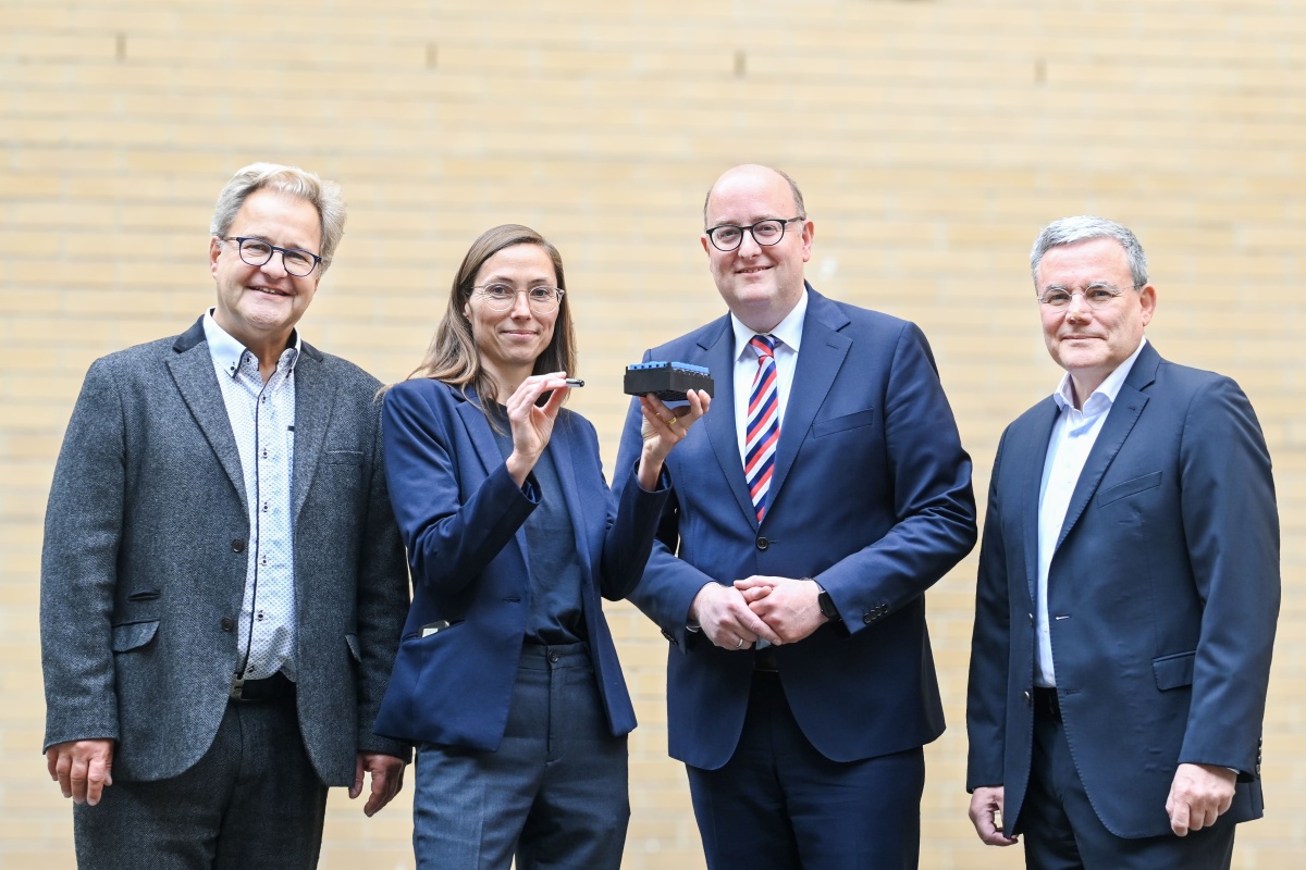 Pressebild Biobanken Symposium der TMF. Zu sehen: Sebastian C. Semler (Geschäftsführer TMF e. V.), Tagungspräsidentin Dr. Heidi Altmann (Universitätsklinikum Dresden), Matthias Hauer (Parlamentarischer Staatssekretär im Bundesministerium für Forschung, Technologie und Raumfahrt (BMFTR)) und PD Dr. Michael Kiehntopf (TMF-Vorstand, Universitätsklinikum Jena)
