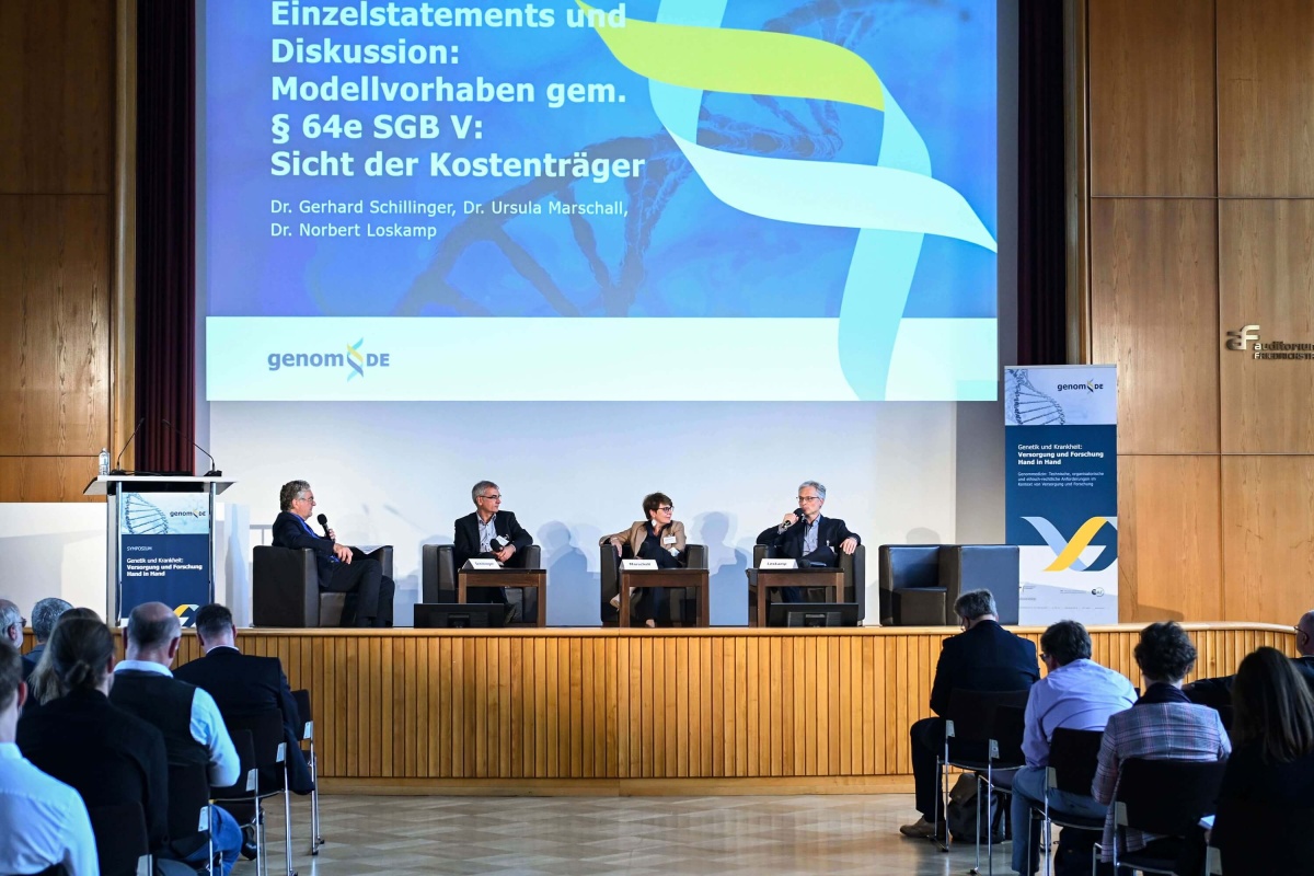 Abschlussdiskussion der Krankenkassenvertreter Abschlussdiskussion der Krankenkassenvertreter beim genomDE-Symposium 2022