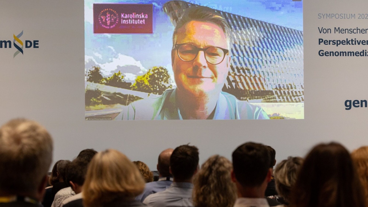 Ein Videochat mit Prof. Richard Rosenquist Brandell beim genomDE-Symposium 2023