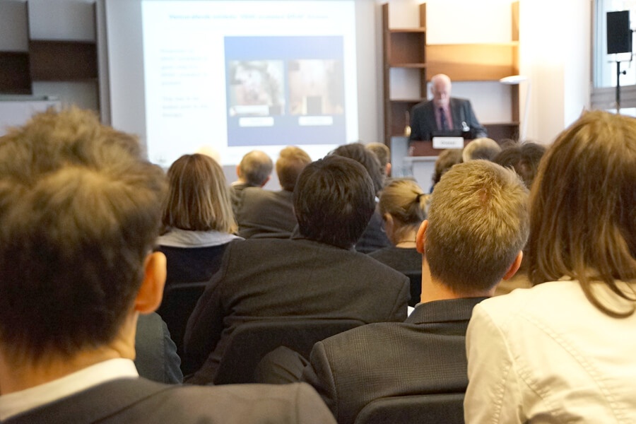 Prof. Dr. Manfred Dietel und das Publikum beim Biobanken-Symposium 2012