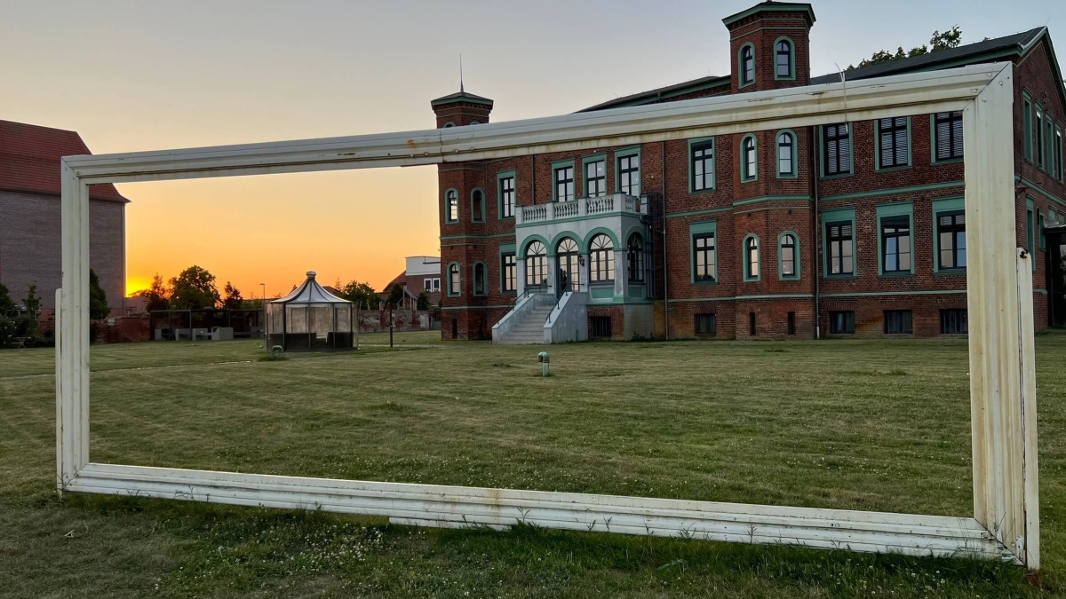Das Elbe Resort Alte Ölmühle, ein Gebäude aus roten Ziegelsteinen, von außen bei Sonnenuntergang.