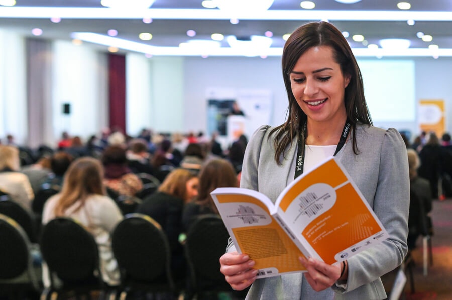 Biobanken-Symposium 2018 Eine Frau mit einem Biobanken-Tagungsband