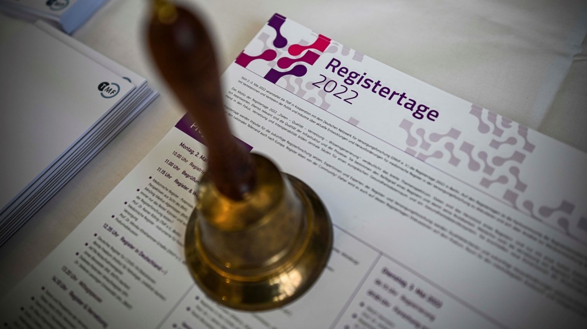 Eine Glocke auf dem Programmflyer der Registertage 2022