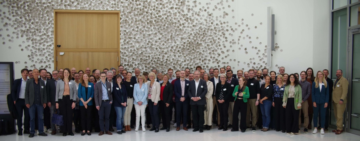 Gruppenfoto Gruppenfoto von über 60 Teilnehmerinnen und Teilnehmern des Workshop zum European Health Data Space (EHDS) im Jahr 2025, aufgenommen in einem modernen, hellen Gebäude mit einer strukturierten weißen Wand im Hintergrund. Die Personen stehen dicht nebeneinander und blicken zur Kamera, viele tragen Namensschilder.