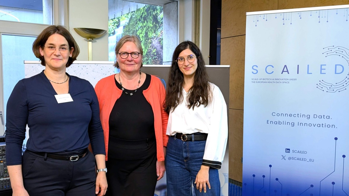 Dr. Stefanie Märschenz, Irene Schlünder und Aleksandra Naydenova von der TMF stehen neben einem SCAILED-Roll-up-Banner und posieren für ein Gruppenfoto im Rahmen des SCAILED-Kick-offs.