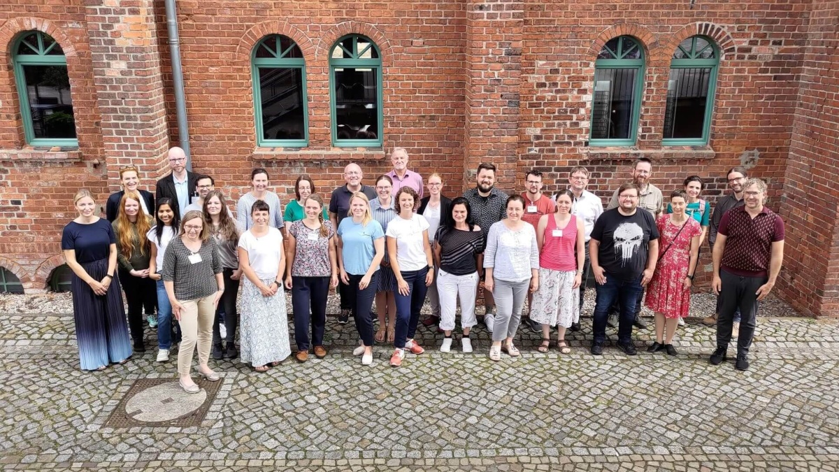 Die Teilnehmer und Teilnehmerinnen der TMF-School 2023 beim Posieren fürs Gruppenfoto