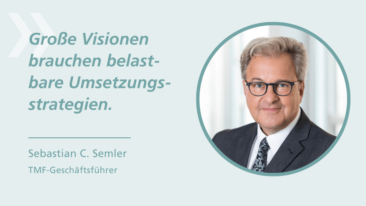 Links steht ein großes Zitat in türkisfarbener Schrift: „Große Visionen brauchen belastbare Umsetzungsstrategien.“ Rechts ist ein kreisförmig eingerahmtes Porträt eines Mannes mit Brille, dunklem Anzug und Krawatte zu sehen. Unter dem Zitat sind der Name „Sebastian C. Semler“ sowie der Text „TMF-Geschäftsführer“ angegeben.