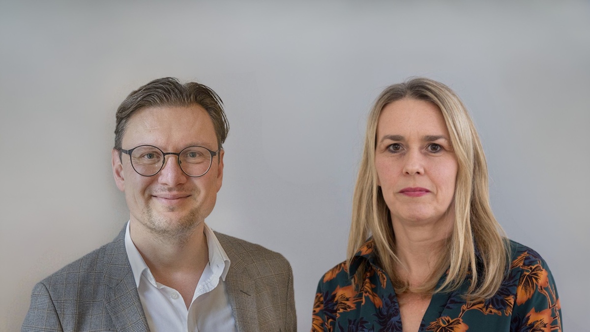 Prof. Dr. phil. Mark Schweda und Prof. Dr. phil. Judith Simon Zwei Personen vor neutralem Hintergrund: Ein lächelnder Mann mit Brille und kariertem Sakko sowie eine Frau mit langen blonden Haaren, gekleidet in eine gemusterte Bluse.