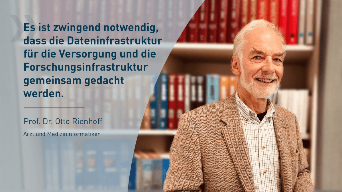 Prof. Dr. Otto Rienhoff, ein älterer Mann mit weißem Haar und Bart, steht lächelnd vor einem Bücherregal. Links im Bild ist ein Zitat eingeblendet: „Es ist zwingend notwendig, dass die Dateninfrastruktur für die Versorgung und die Forschungsinfrastruktur gemeinsam gedacht werden.“ Darunter steht sein Name und Titel: „Prof. Dr. Otto Rienhoff, Arzt und Medizininformatiker“.
