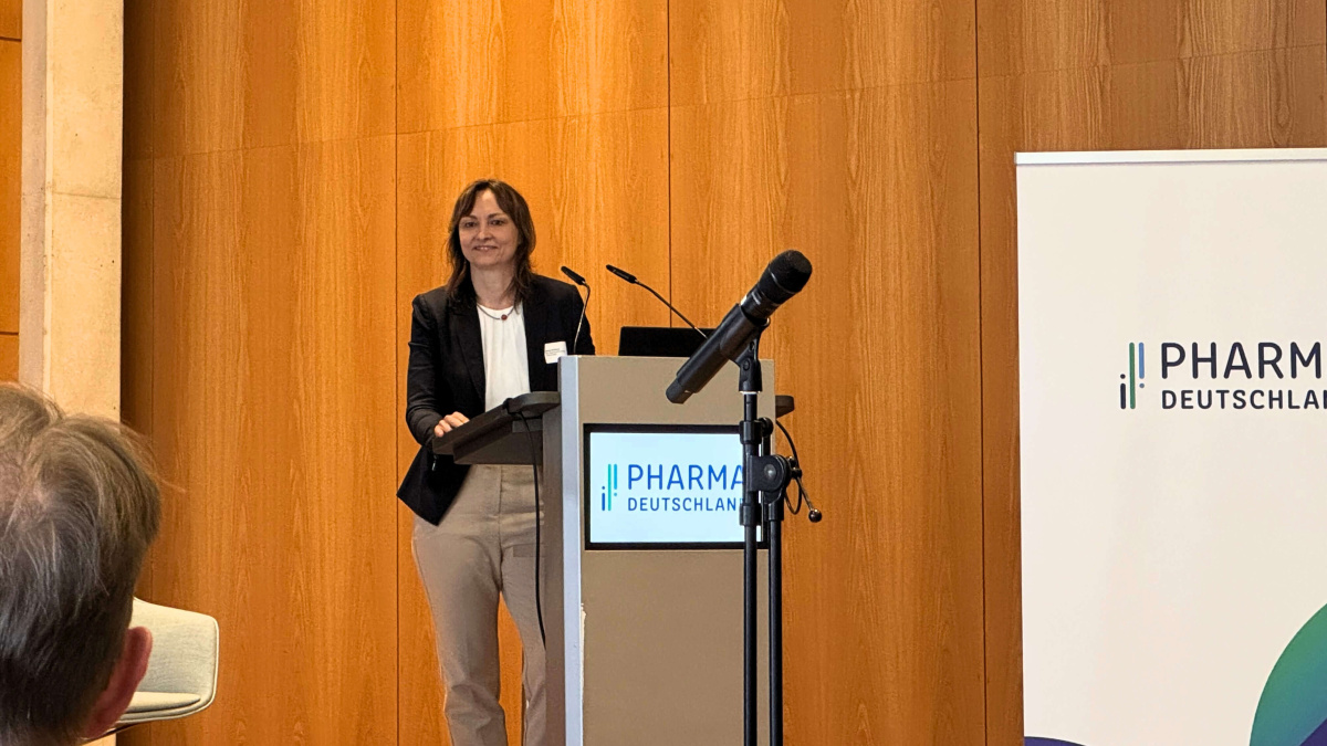 Ministerialrätin Jana Holland Ministerialrätin Jana Holland vor einem Rednerpult, auf dem Pharma Deutschland steht