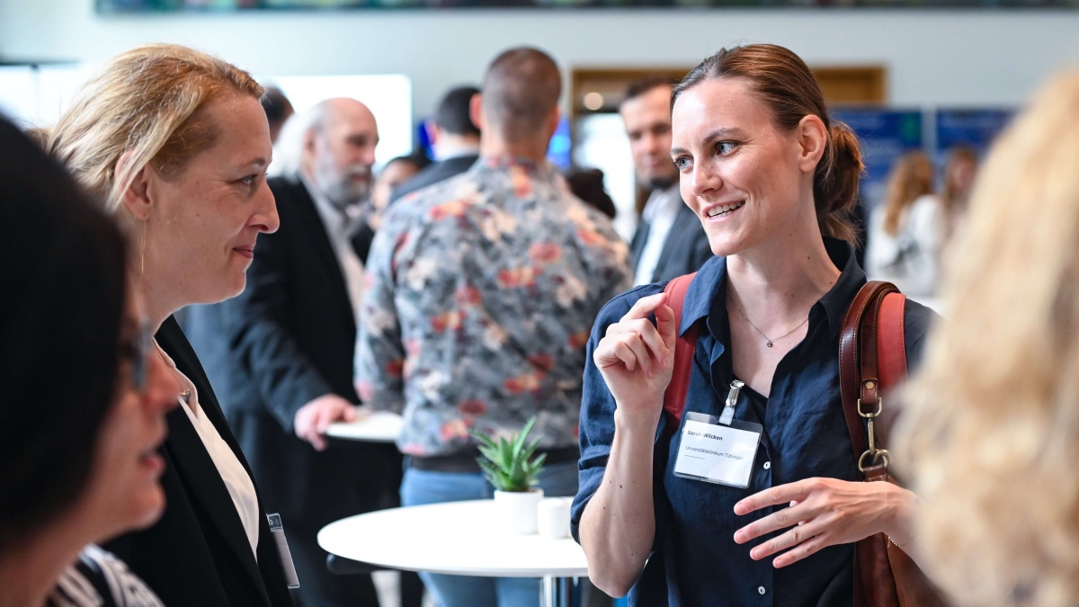 Biobanken-Symposium 2025 Zwei Teilnehmerinnen des Biobanken-Symposiums, die sich während einer Pause unterhalten.