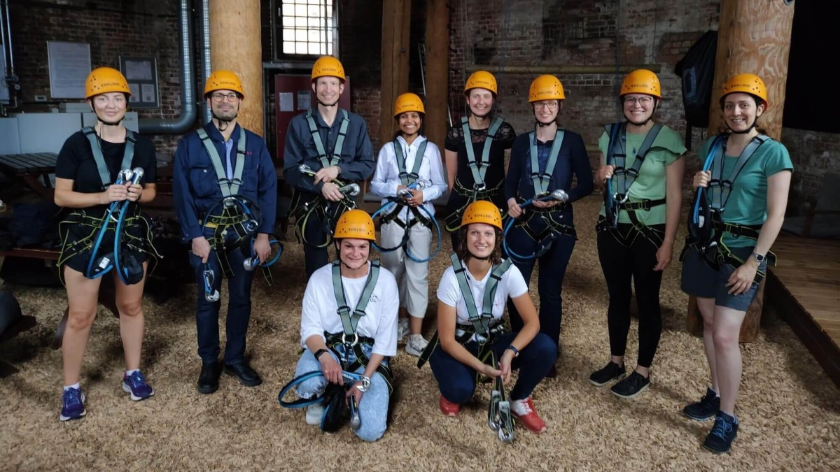 Ein Gruppenfoto von mehreren Personen mit Kletterbekleidung