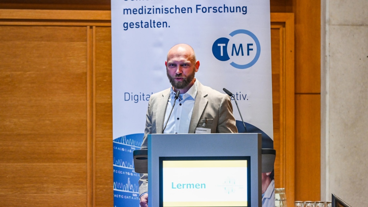 Dr. Dominik Lermen Dr. Dominik Lermen auf dem Biobanken-Symposium 2025.
