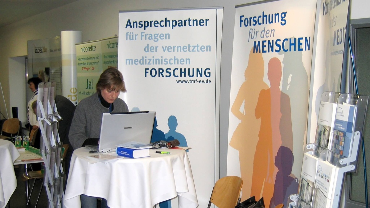 PD Dr. Hella Lichtenberg am Infostand