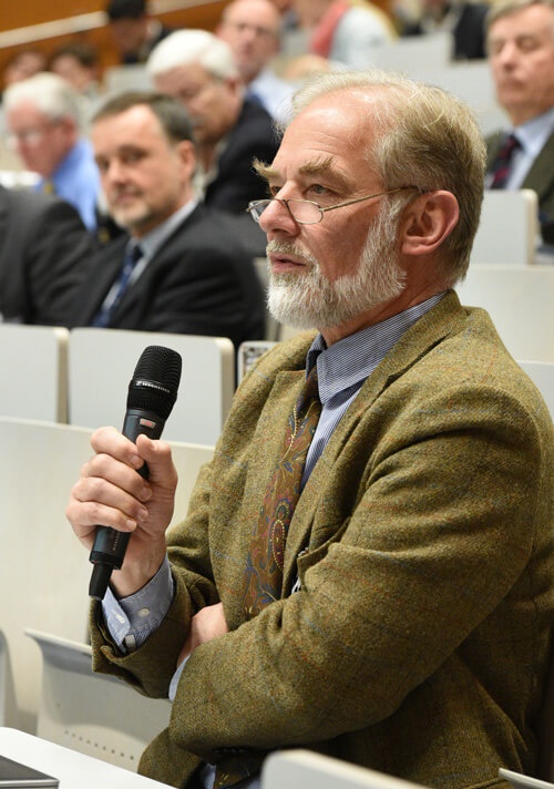 Mann mit Mikrofon TMF Jahreskongress 2014 Mann mit Mikrofon TMF Jahreskongress 2014