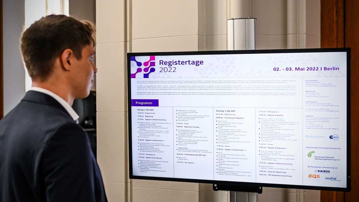 Ein Mann, der bei den Registertagen 2022 auf den Programmbildschirm schaut