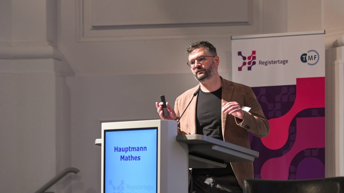 Junior-Prof. Dr. Tim Mathes Junior-Prof. Dr. Tim Mathes auf den Registertagen 2023