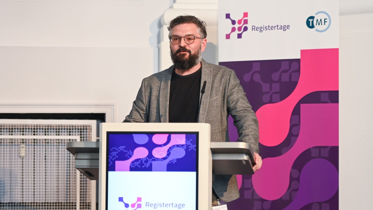 Prof. Dr. Tim Mathes Prof. Dr. Tim Mathes auf den Registertagen 2024