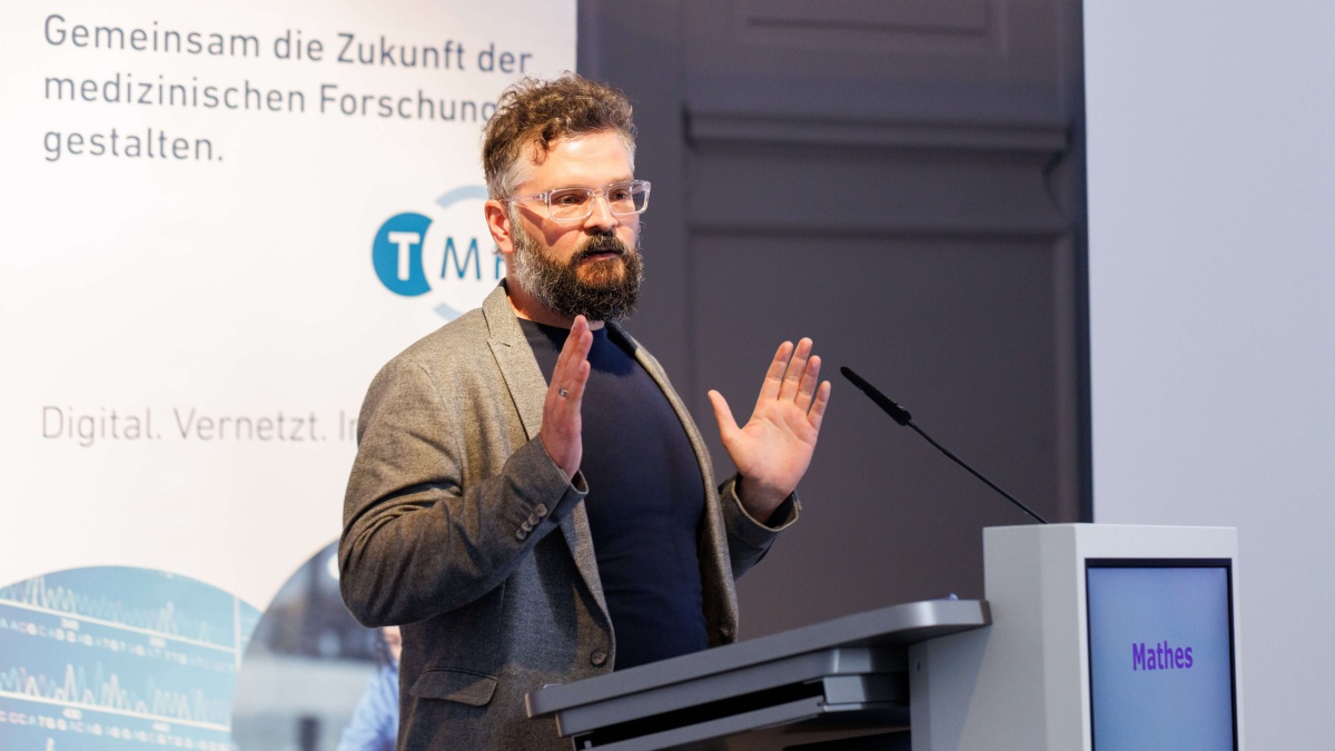 Prof. Dr. Tim Mathes Prof. Dr. Tim Mathes auf den Registertagen 2025
