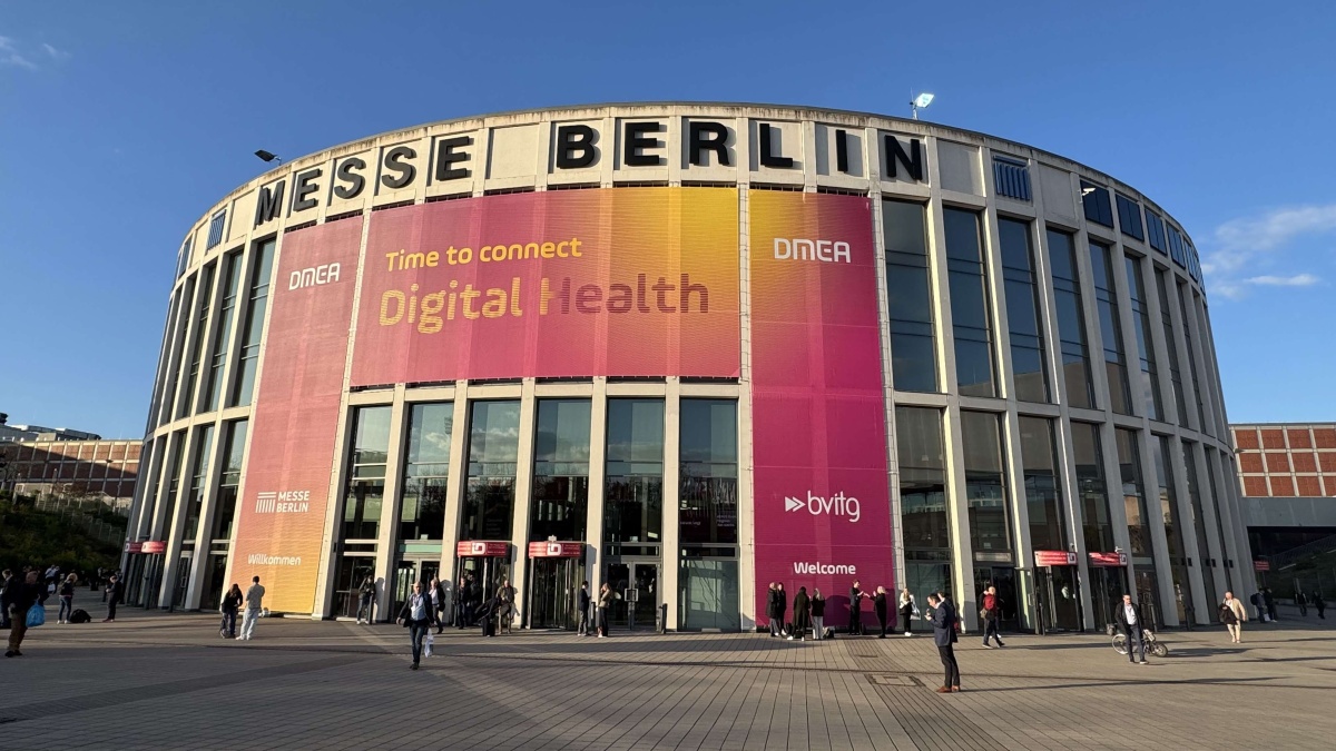 Ein Außenfoto der Messe Berlin dekoriert für die DMEA 2026.