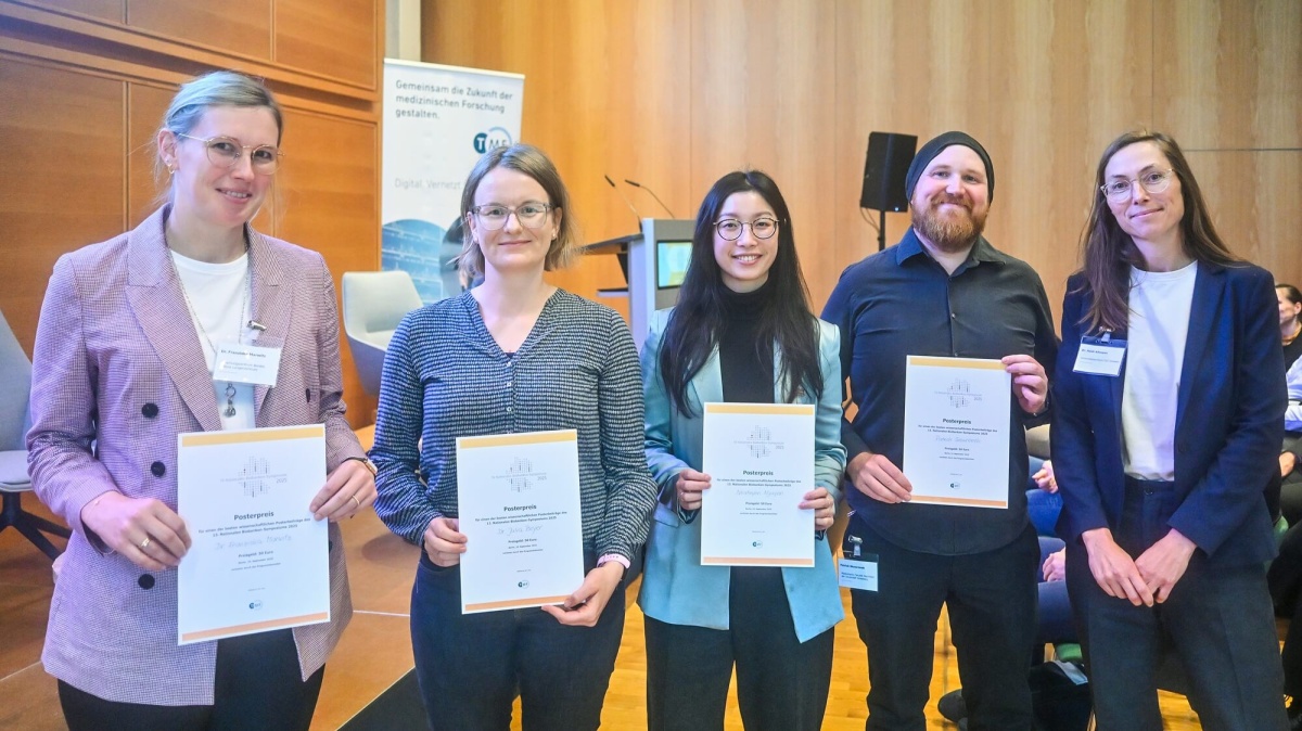 Poster-Preisverleihung Die Preisträgerinnen und Preisträger der Posterpreisverleihung des Biobanken-Symposiums 2025.