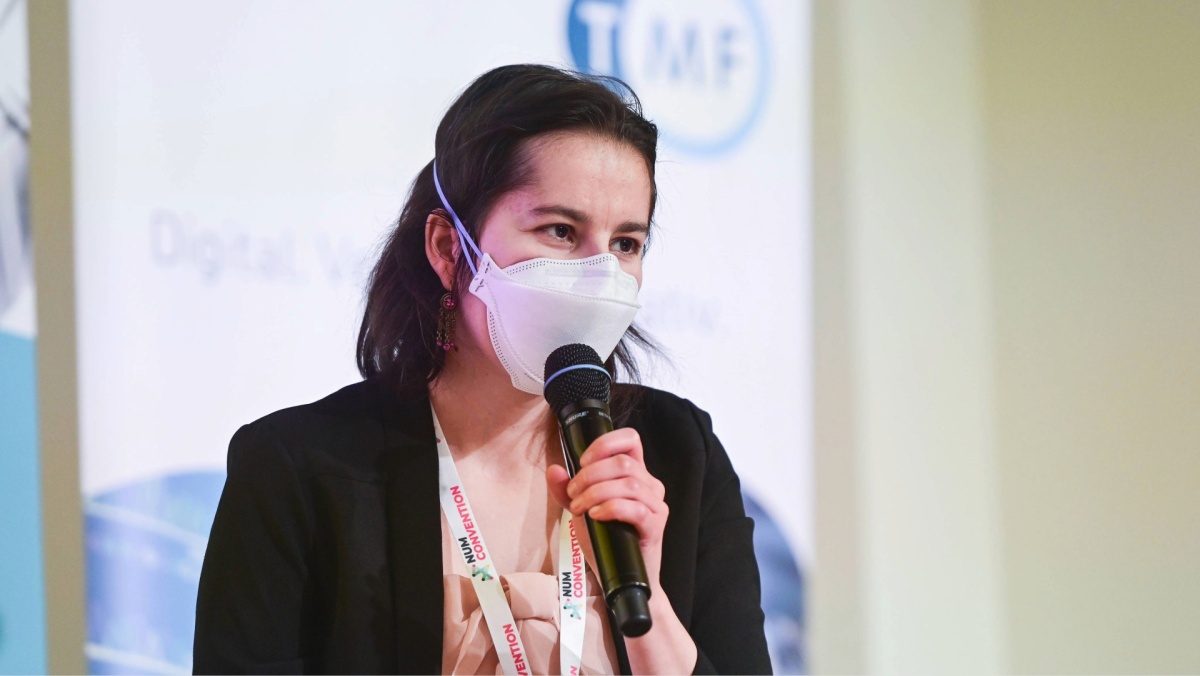 Frau Augustin trägt am LongCARE Symposium die 3. Session vor.