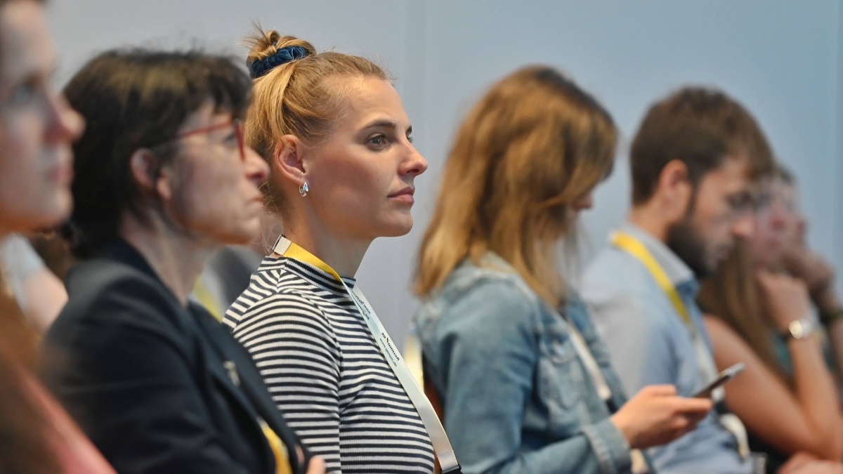 Publikum Das seitliche Profil von mehreren Personen aus dem Publikum des genomDE-Symposiums 2025