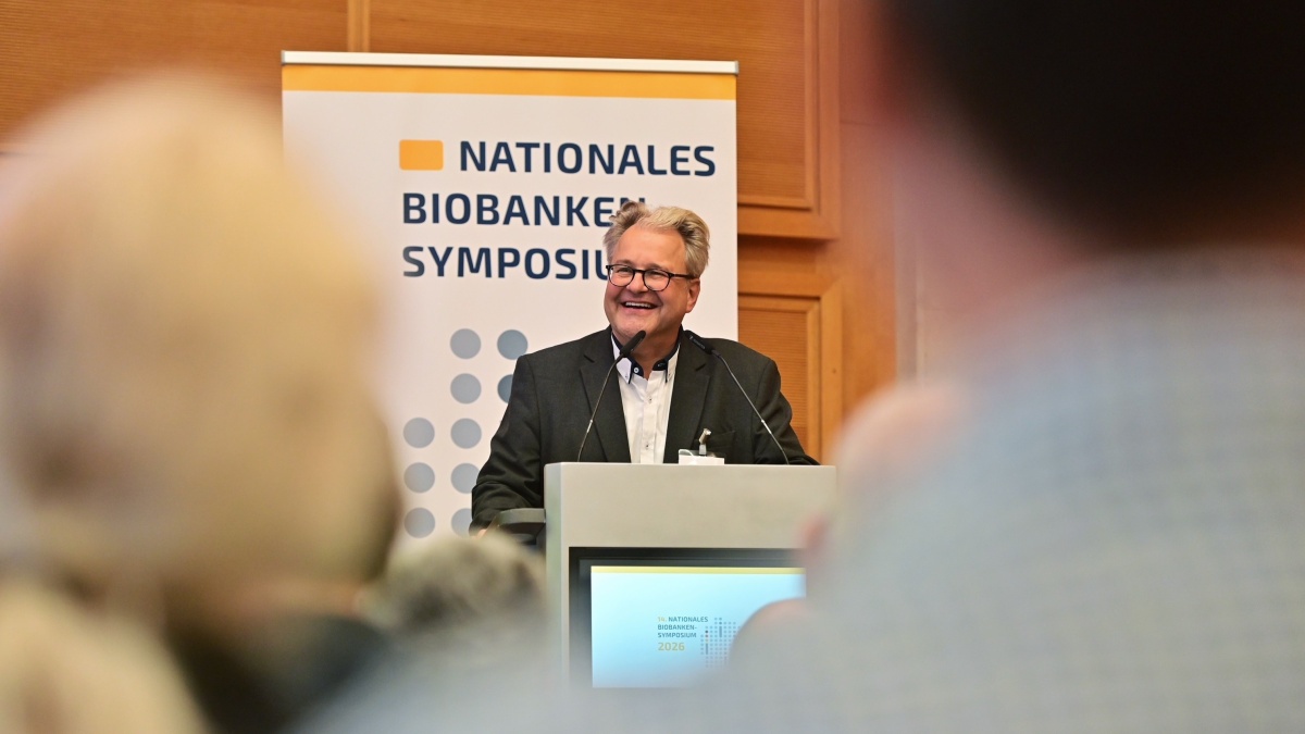 Sebastian C. Semler spricht am Rednerpult beim Biobanken-Symposium 2026.
