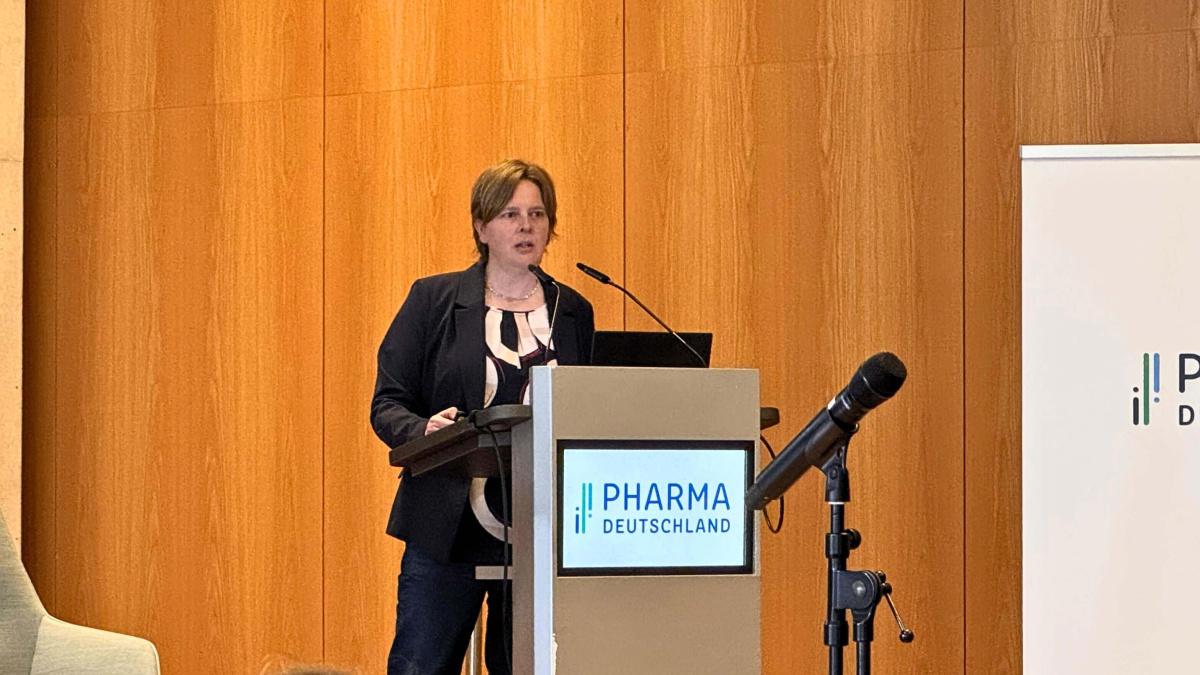 PD Dr. med. Anne C. Regierer PD Dr. med. Anne C. Regierer hinter einem Rednerpult, auf dem Pharma Deutschland steht