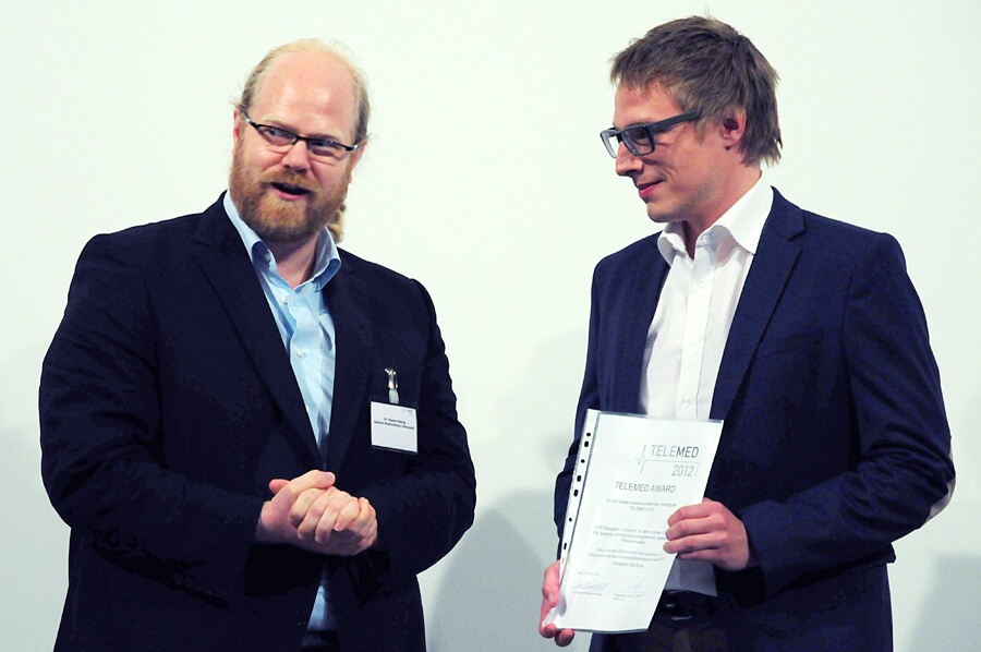 Dr. Rainer Röhrig überreichte Oliver Heinze den TELEMED-Award Dr. Rainer Röhrig überreichte Oliver Heinze den TELEMED-Award