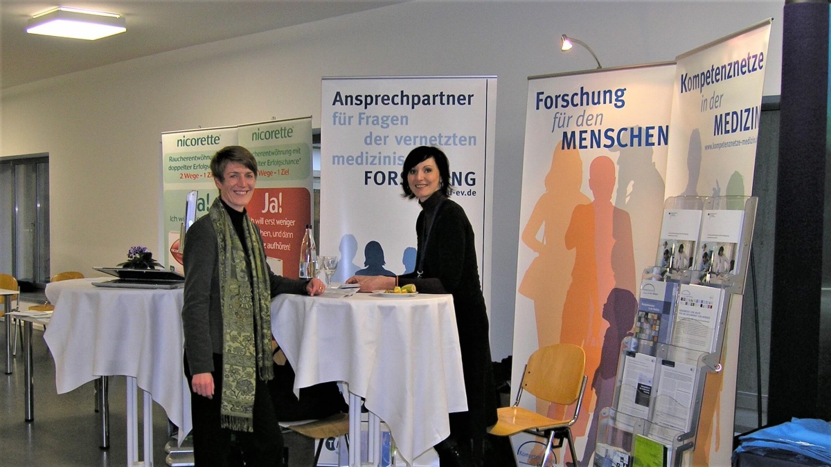 Antje Schütt und Kathrin Winkler am Infostand