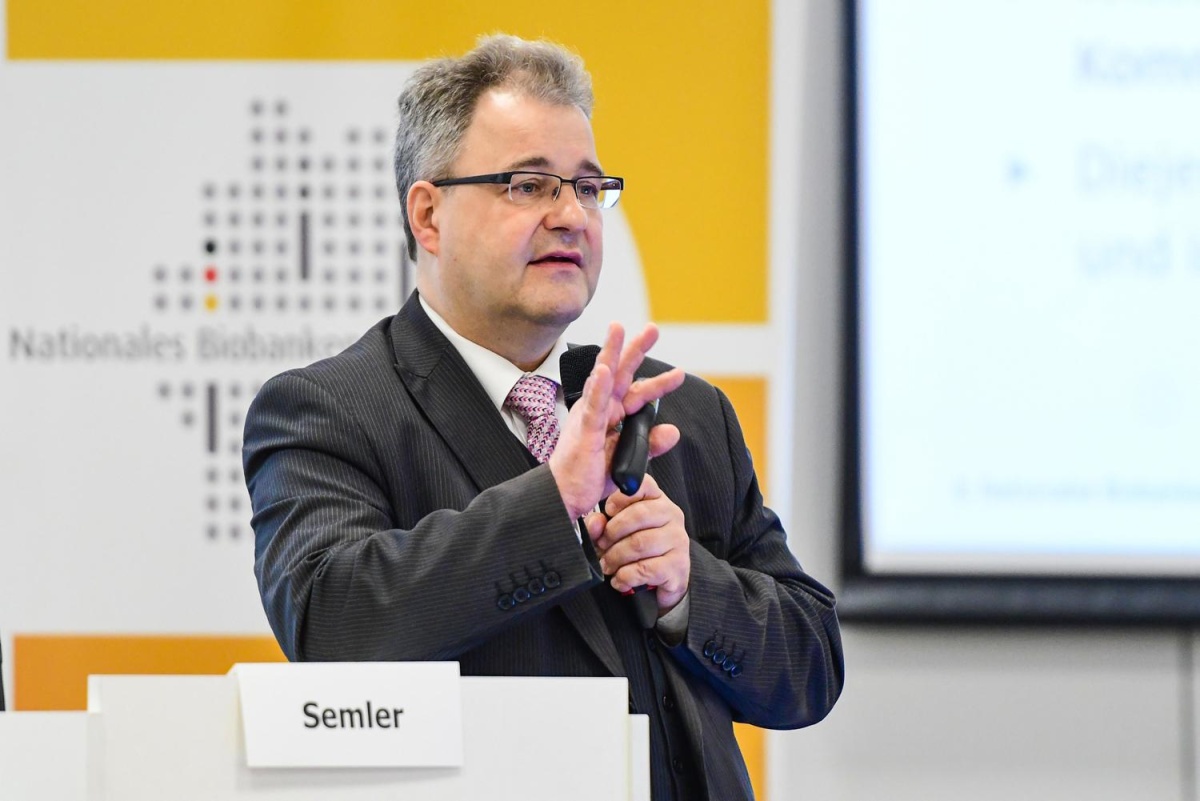 Sebastian C. Semler beim Biobanken-Symposium 2019