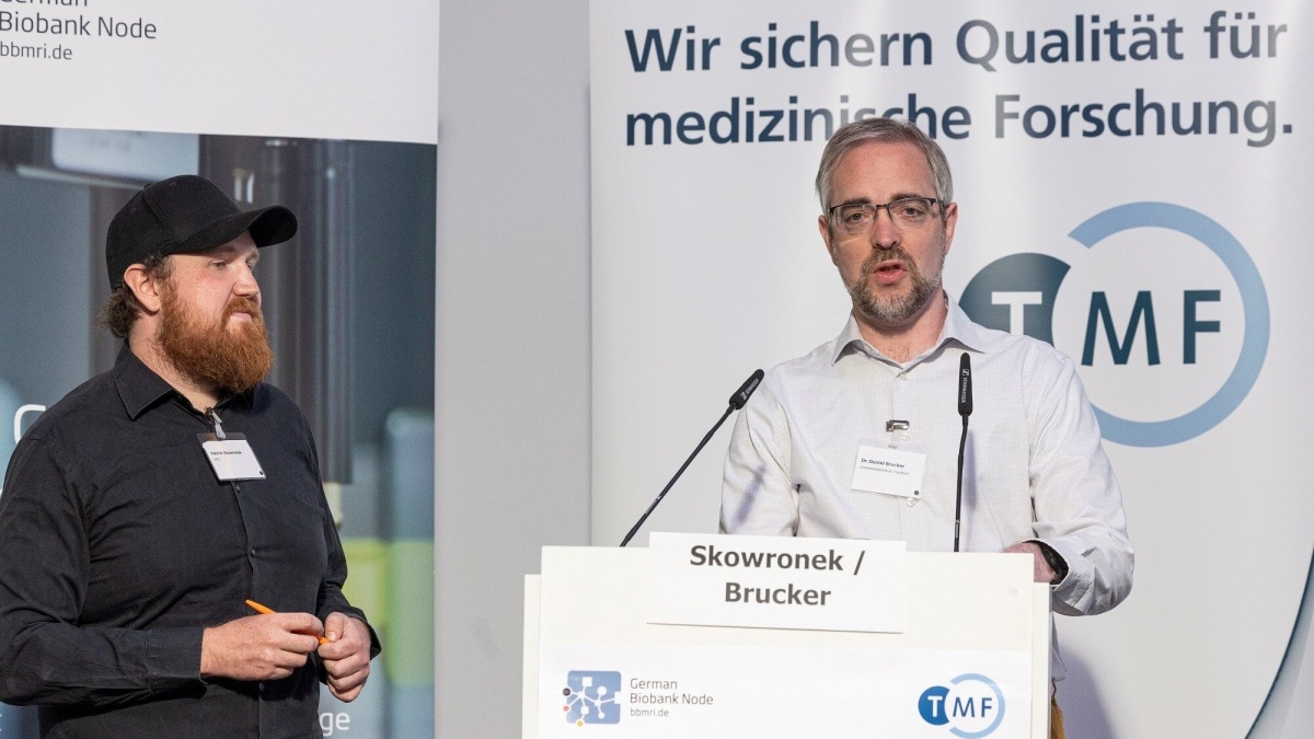 Patrick Skowronek und Dr. Daniel Brucker auf dem Biobanken-Symposium 2023