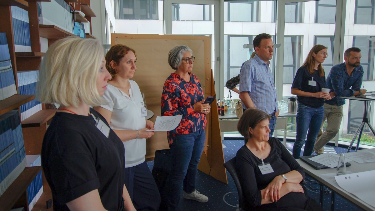 Ein Besprechungsraum mit den Teilnehmende des Workshops "MII meets Biobanking"
