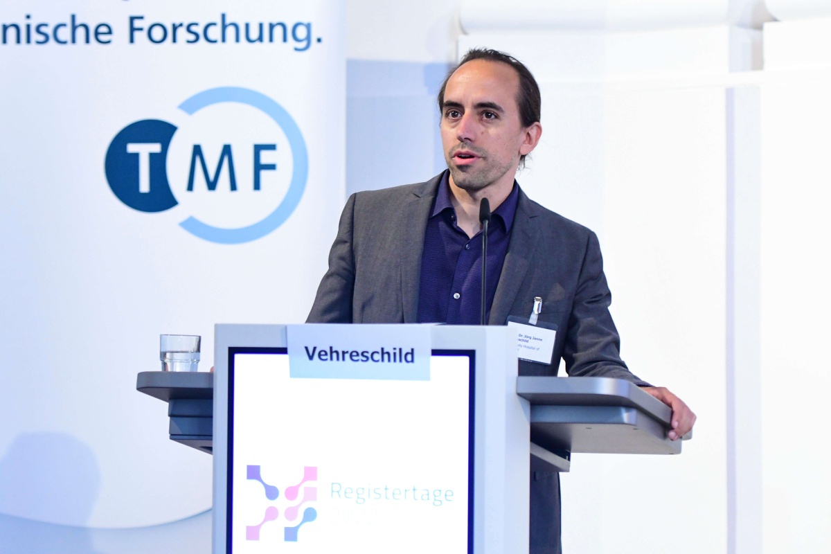 Prof. Dr. med. J. Janne Vehreschild Prof. Dr. med. J. Janne Vehreschild bei den Registertagen 2022