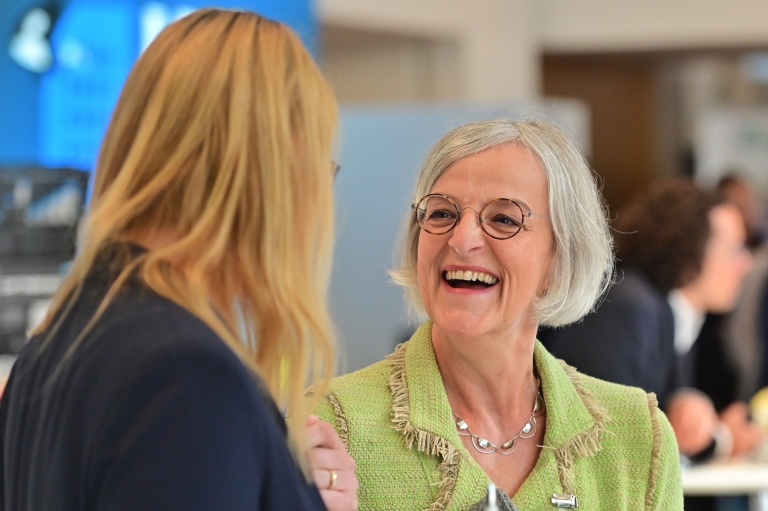 Zwei Teilnehmende im Gespräch auf dem Biobanken-Symposium 2026.