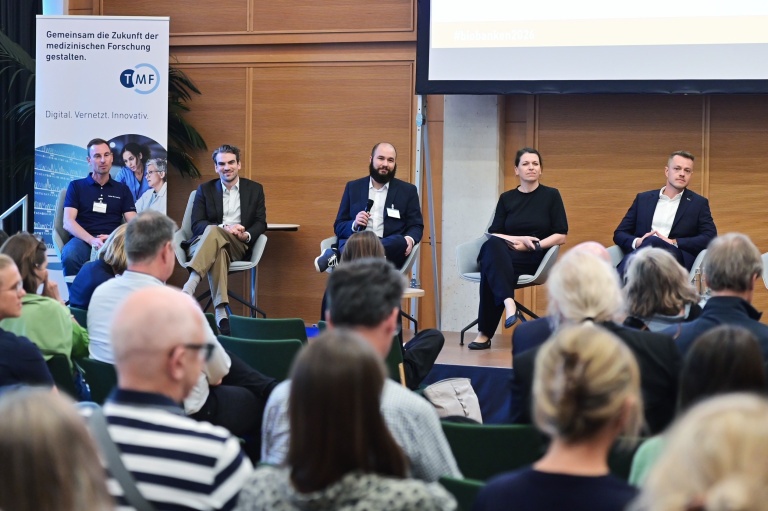 Podiumsdiskussion beim Biobanken-Symposium 2026 mit fünf Teilnehmenden auf der Bühne vor Publikum.