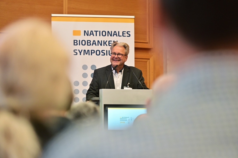 Sebastian C. Semler spricht am Rednerpult beim Biobanken-Symposium 2026.